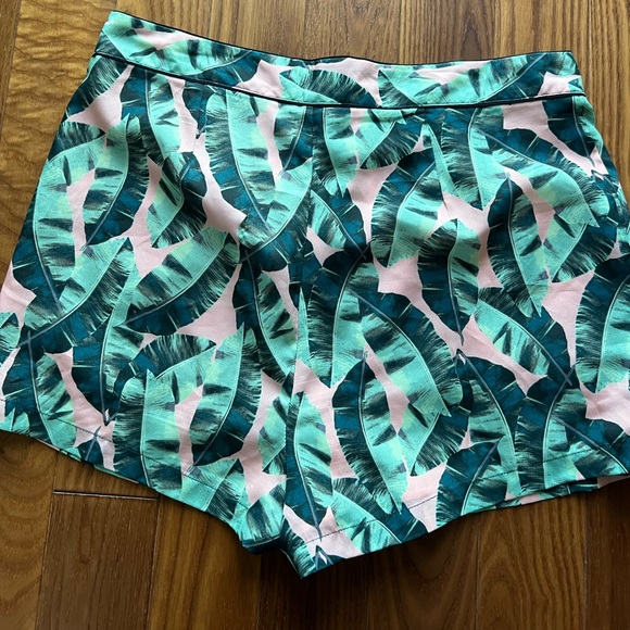 Olive and Oak size L cute fun shorts - Picture 3 of 4